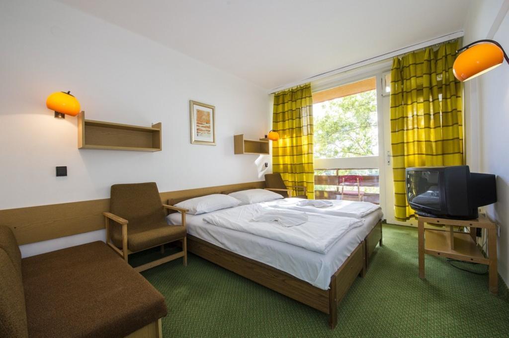 Hotel Napfeny Balatonlelle Szoba fotó